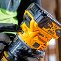 pol_pm_FREZARKA-GORNOWRZECIONOWA-8MM-18V-DEWALT-DCW604N-18396_3.png